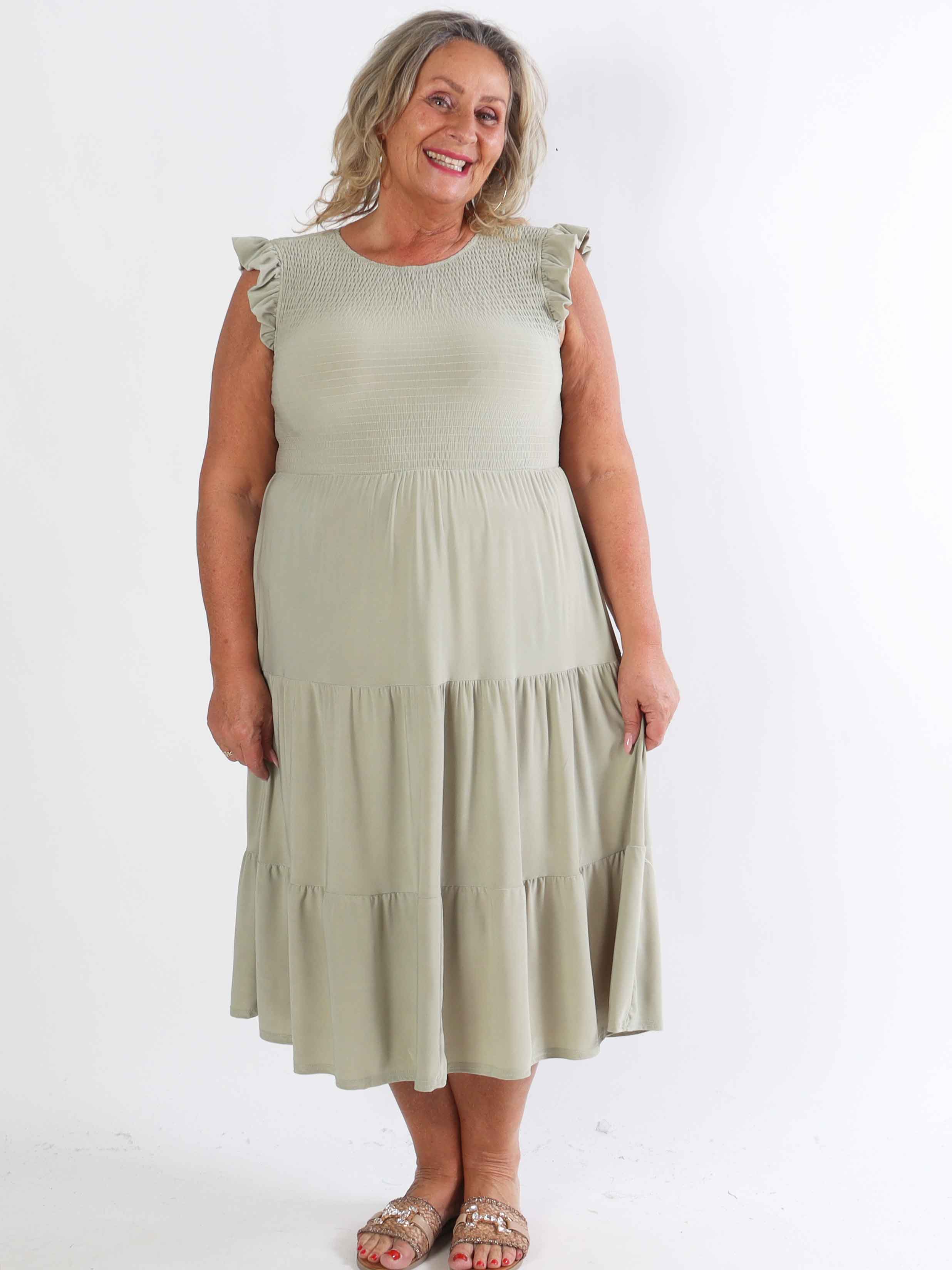 Kelly Sleeveless - Elastisk plus size-klänning med smockat bröst